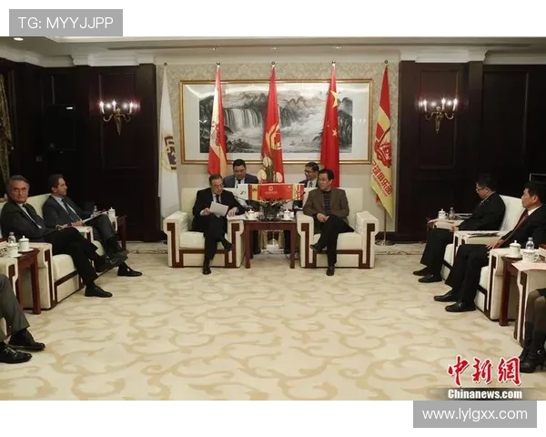 弗洛伦蒂诺赛前与马赛主席亲切互换球衣及礼品展现友好氛围